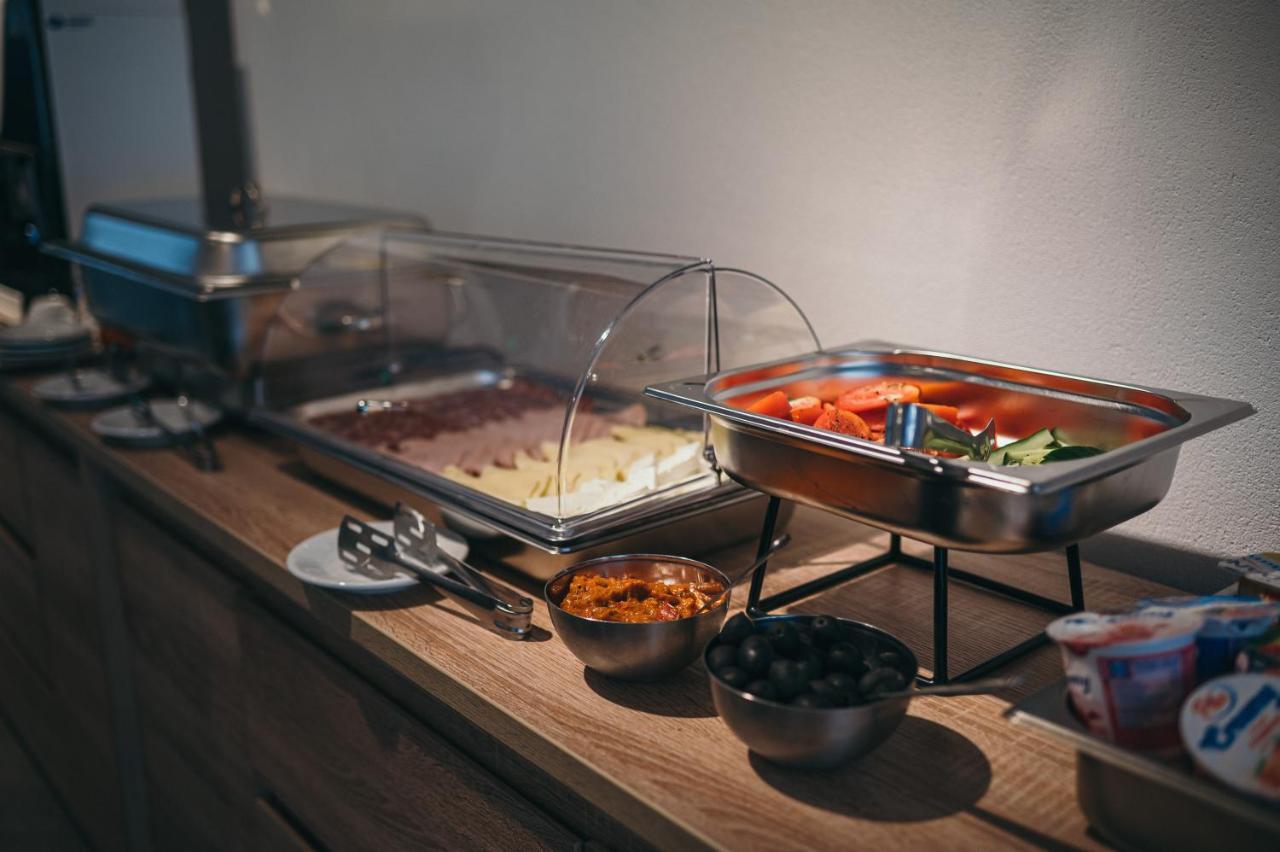 Nest Guesthouse Дробета-Турну-Северин Екстер'єр фото